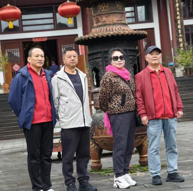 易海浪人院长率队参加四川成都鹤鸣山2025年会 易海浪人院长率队参加四川成都鹤鸣山2025年会